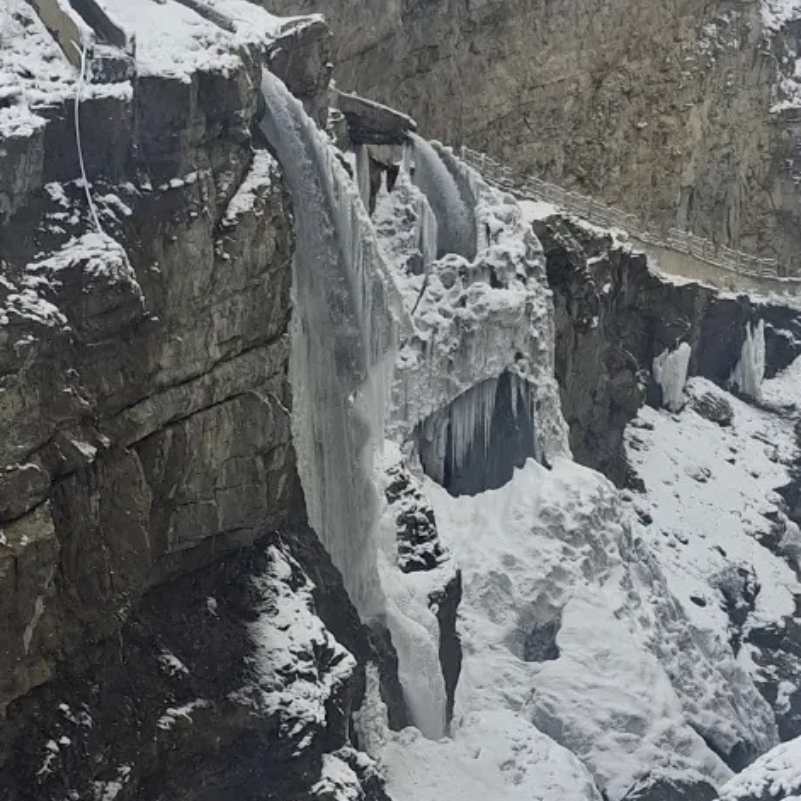 Is There a Trek to Lingti Frozen Waterfall?