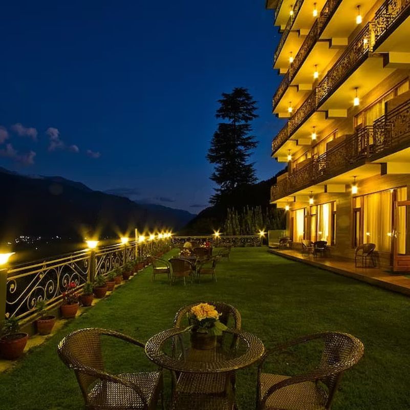 Should You Stay Overnight in Sissu in November or Return to Manali?