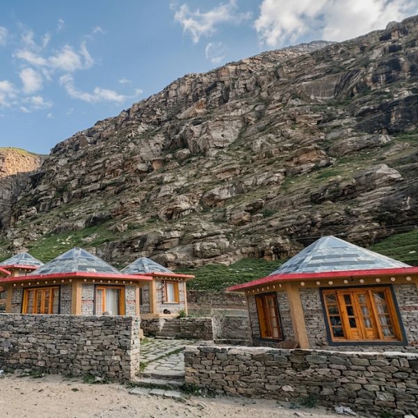 What Is the Best Sissu Stay for Families and Senior Travellers.jpg