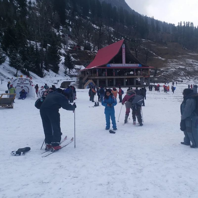 Sking in Rohtang Manali.jpg