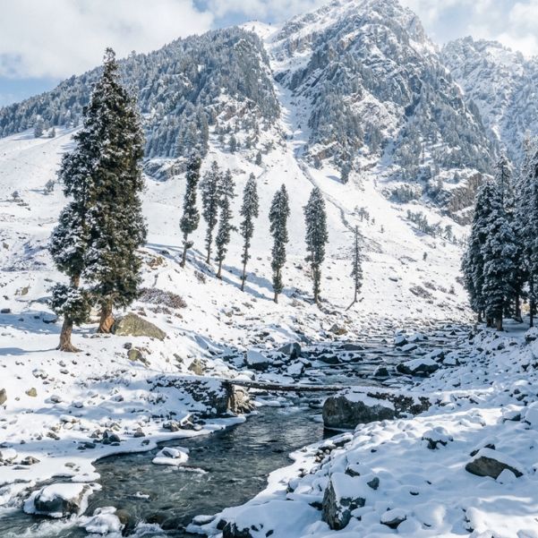 How Far Is Sonamarg from Srinagar, and How Long Does the Winter Drive Take?