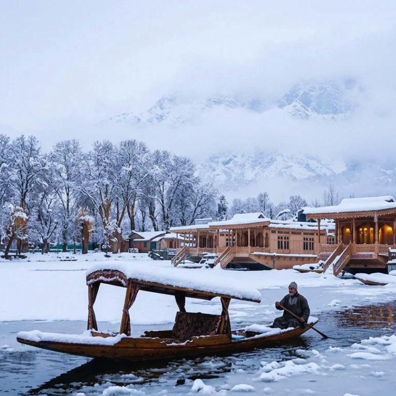Should Senior Citizens Stay in a Kashmir Houseboat During Winter?