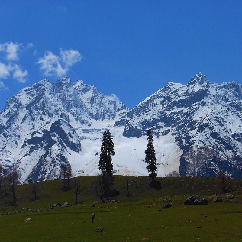 Sonmarg in winter surrounded by beautiful snow-covered Himalayan mountains.jpg