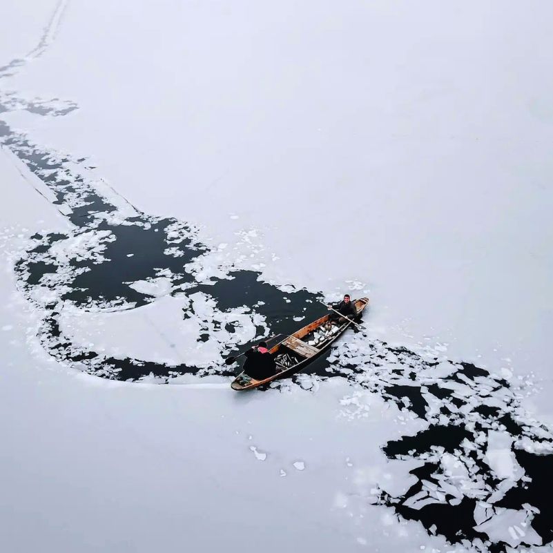 Dal Lake in Srinagar during winter.jpg