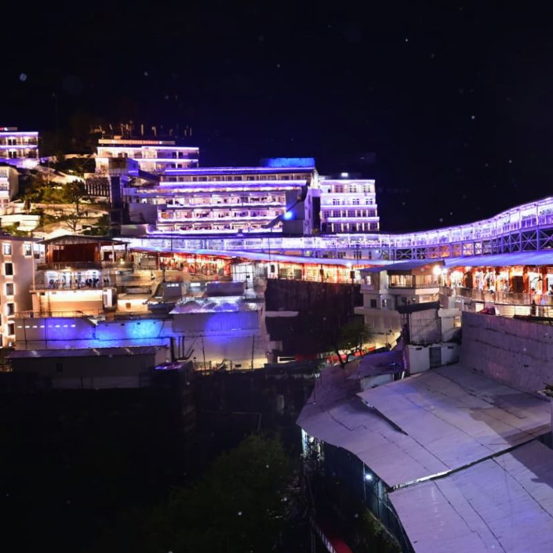 Panoramic view of Mata Vaishno Devi Temple in the Trikuta Mountains.jpg