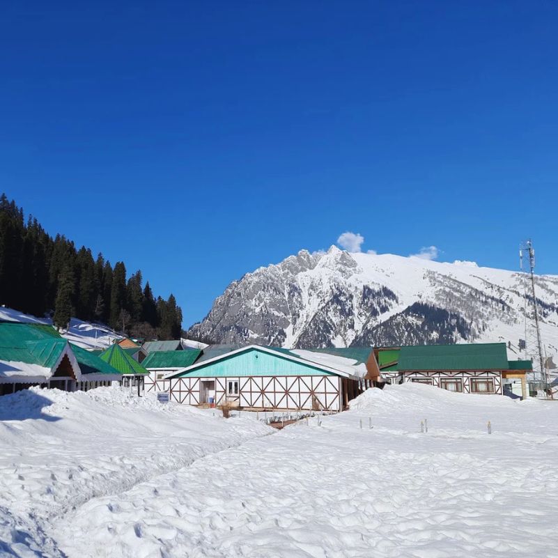 Food and Chai in Sonamarg in Winter