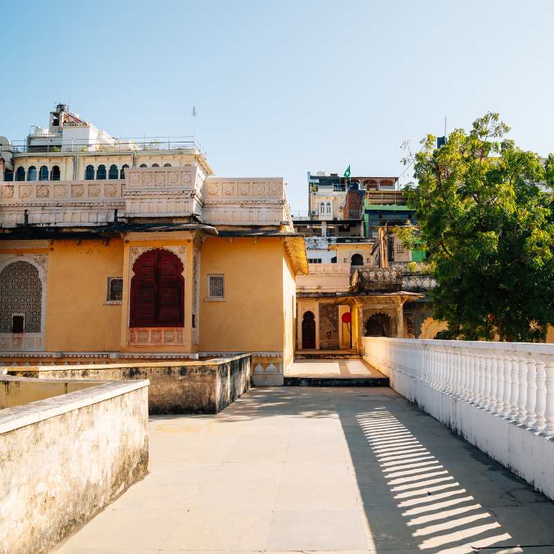 How Do Udaipur Hotel Prices Change by Season?