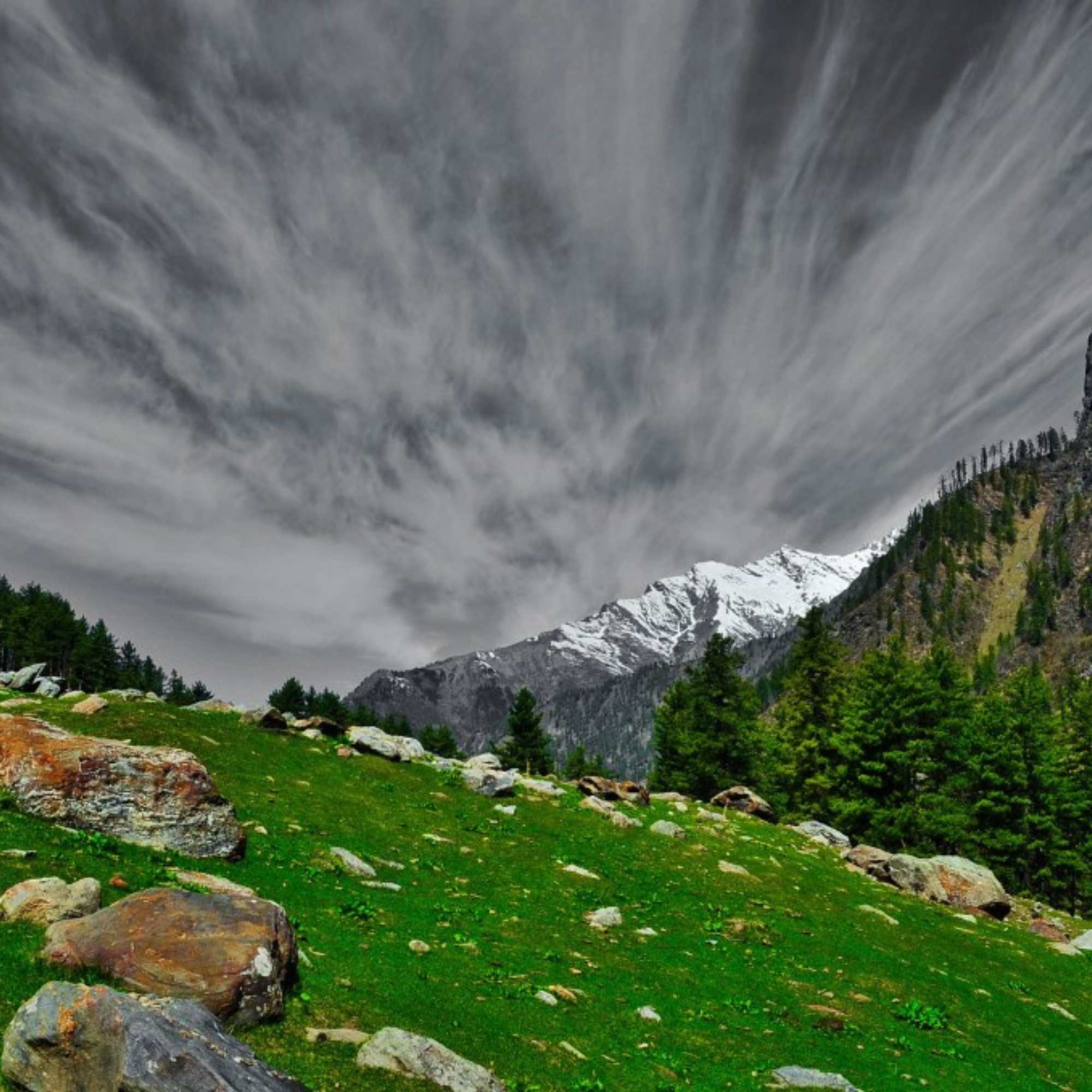 Kheerganga offers breathtaking Himalayan views and is one of the most popular treks in Parvati Valley.jpg