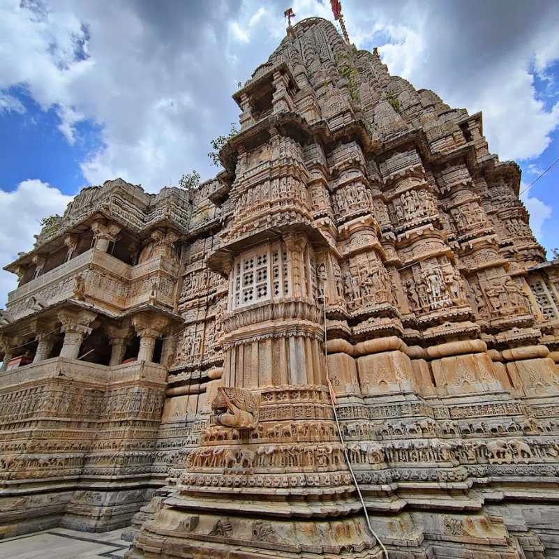 Historic Hindu temple architecture in Udaipur.jpg