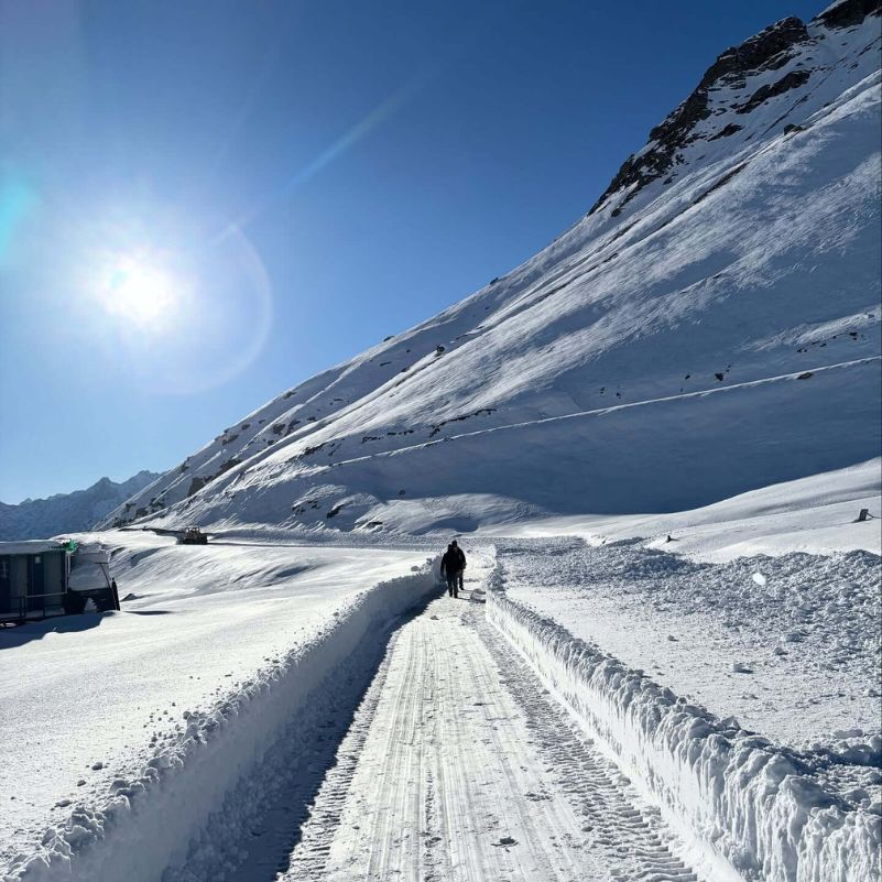 How Can You Book a Rohtang Pass Tour Package.jpg