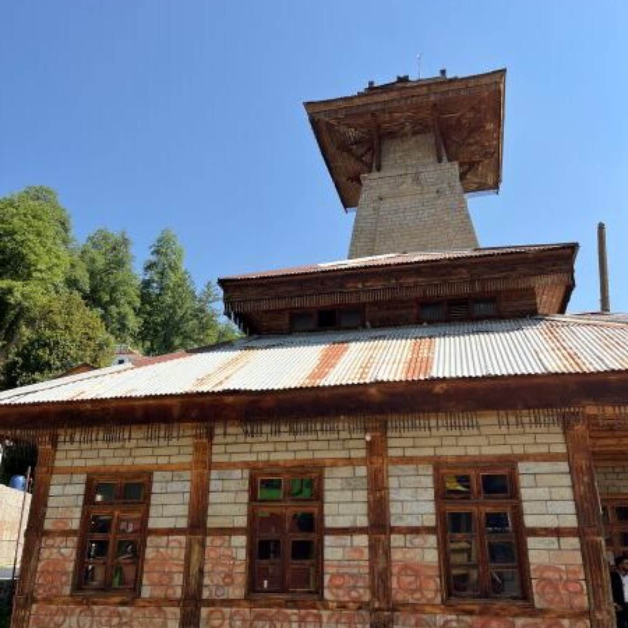Manu Temple in Old Manali surrounded by Himalayan mountains and green valley