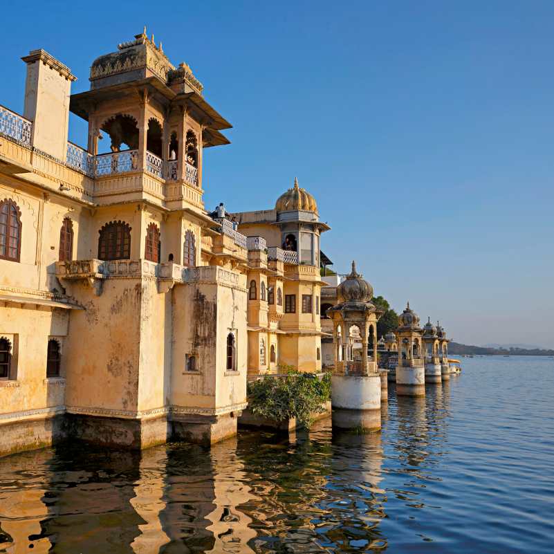Historic entrance of Bagore Ki Haveli Udaipur.jpg