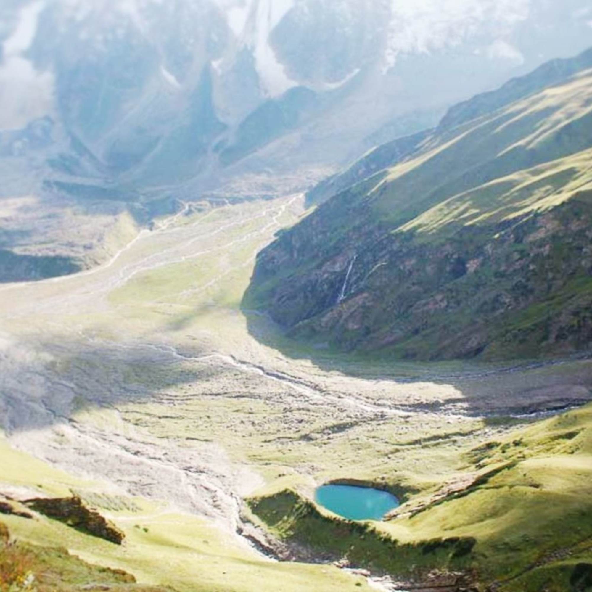Mountain views on the Beas Kund Trek trail