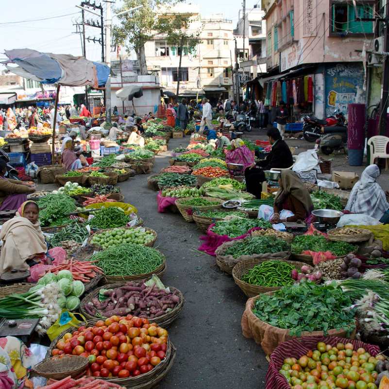 Busy market lanes of Bada Bazaar in Udaipur.jpg