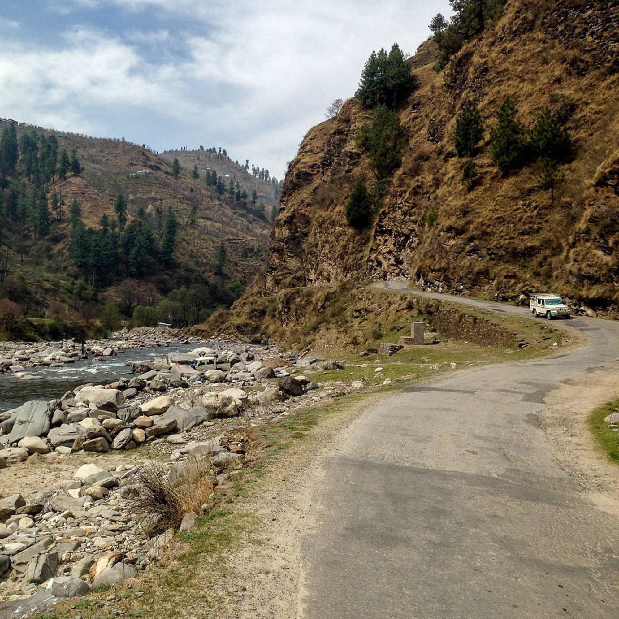 Peaceful Rohru valley in Shimla with riverside views and green Himalayan surroundings.jpg