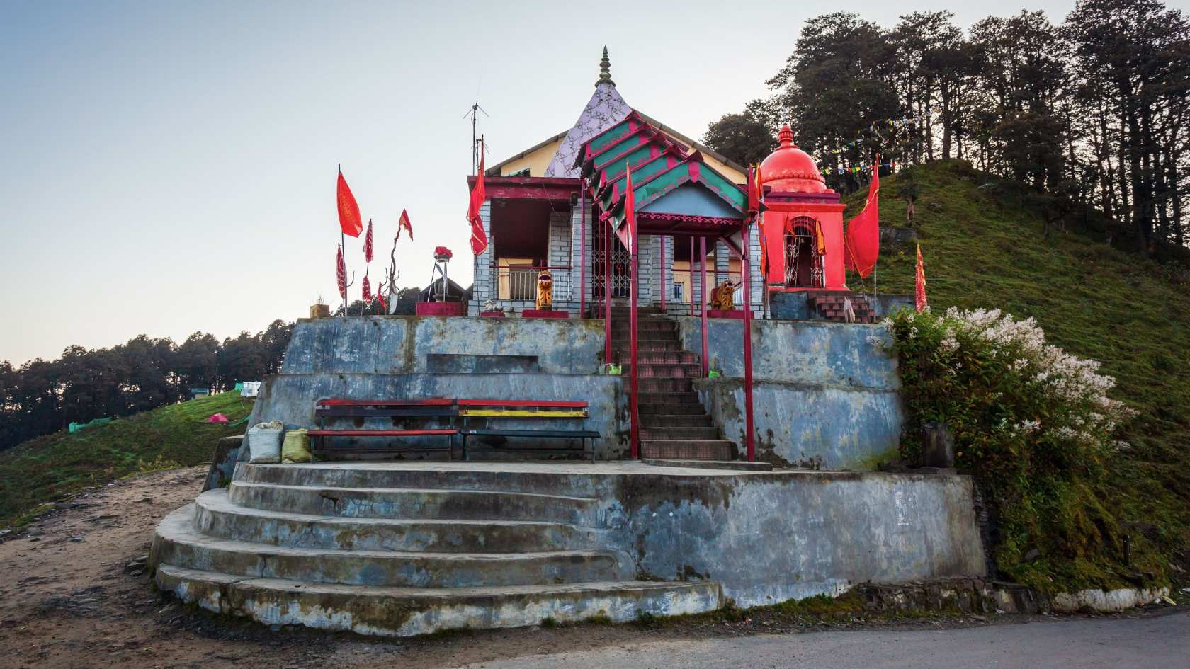 Jalori Pass in March showing snow on the shoulders and the question travellers ask every year about whether the road is passable