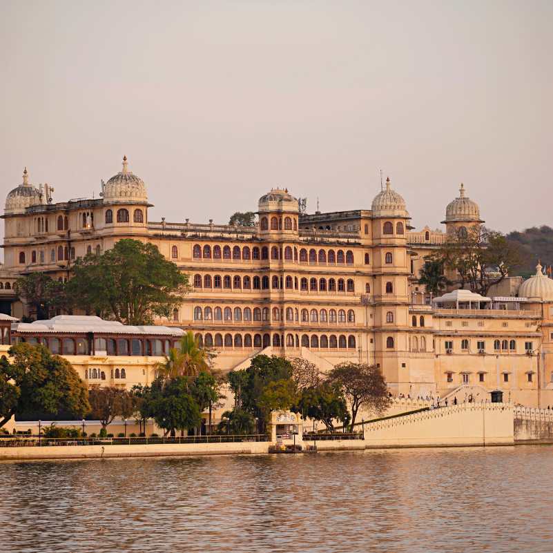 Bagore Ki Haveli beside Lake Pichola in Udaipur.jpg