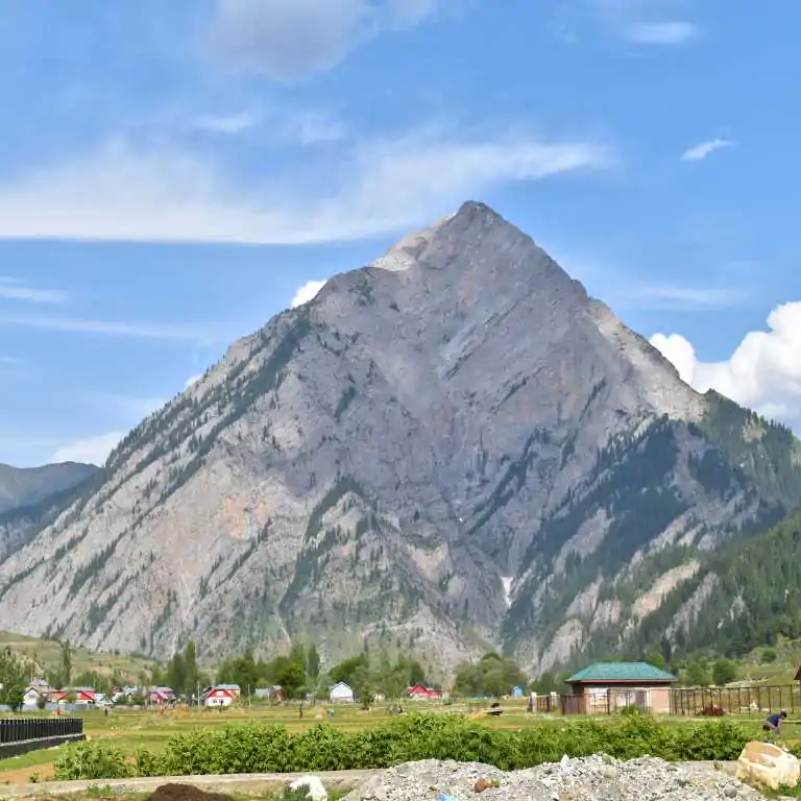 Habba Khatoon Peak and spring area.jpg