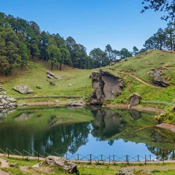 Trek to Serolsar Lake.jpg