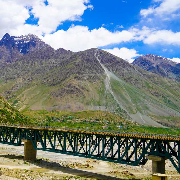 Early April vs Late April at Baralacha Pass.jpg