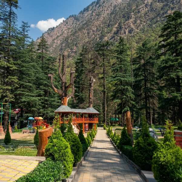 How safe does Kasol feel for women travelling alone?