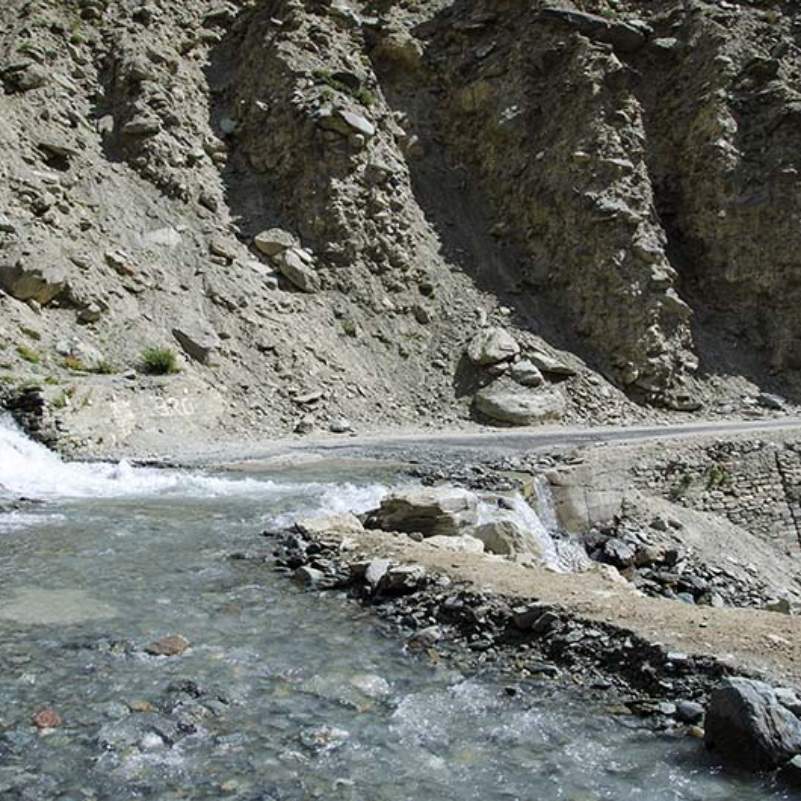 Step-by-Step Technique for Crossing a Himalayan Nallah on a Bike.jpg