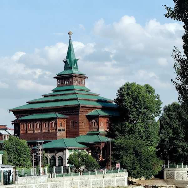 Khanqah-e-Moula and the Jhelum waterfront.jpg