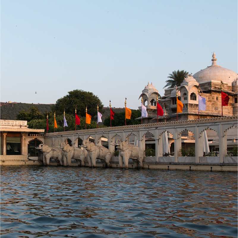 Garden courtyard inside Jag Mandir Udaipur.jpg