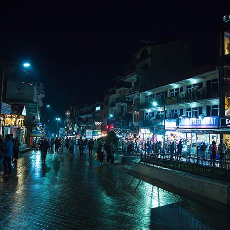 Street scene on Mall Road, Manali.jpg