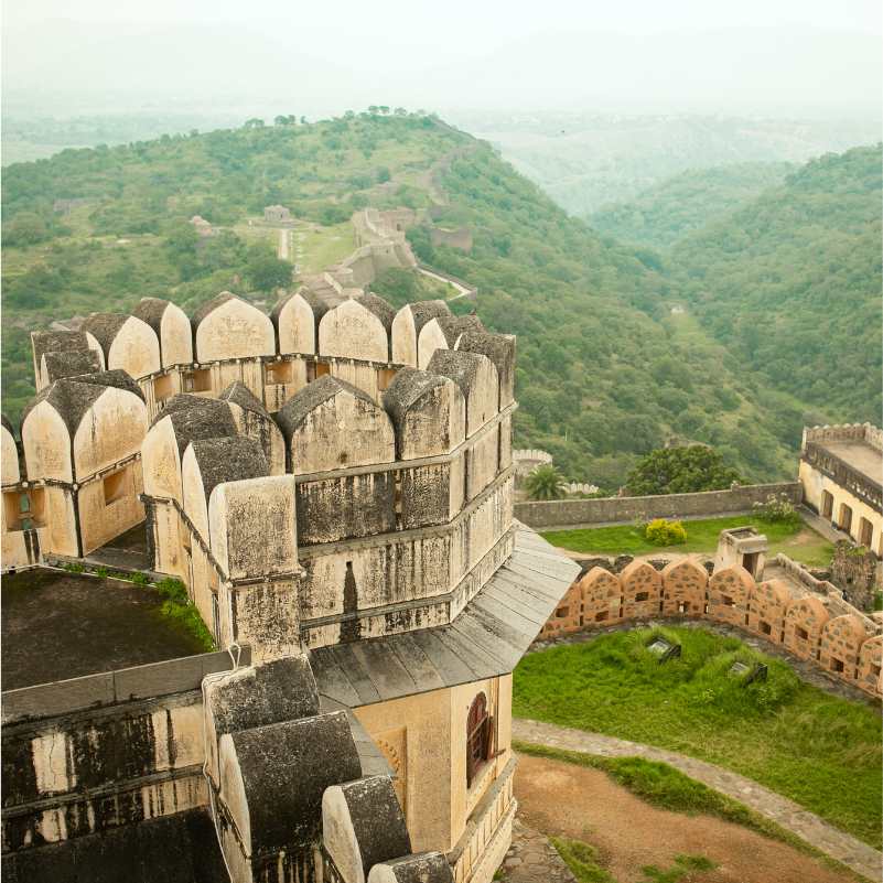Massive stone walls of Kumbhalgarh Fort Rajasthan.jpg