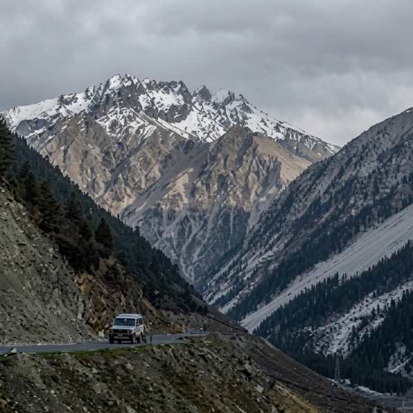Srinagar to Leh highway.jpg