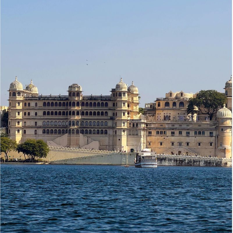Traditional Rajasthani architecture at City Palace Udaipur.jpg