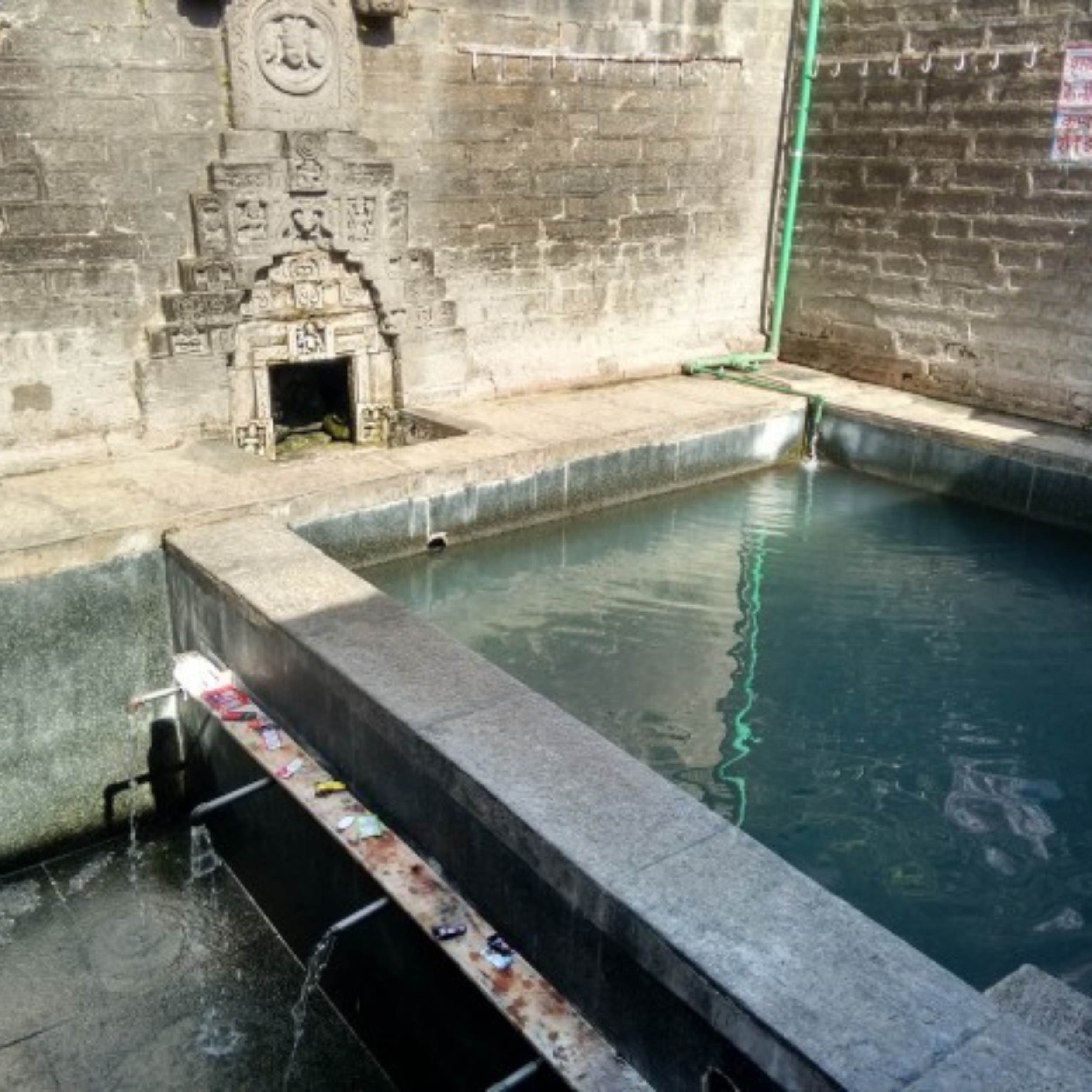 Ancient hot springs in Vashisht village.jpg
