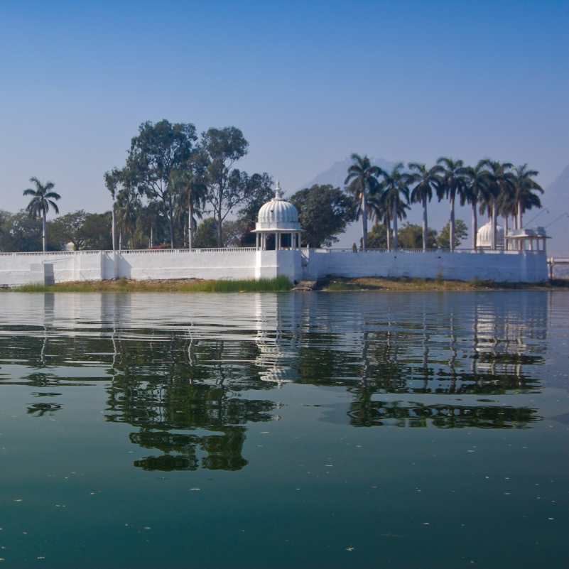 Evening view of Fateh Sagar Lake promenade.jpg